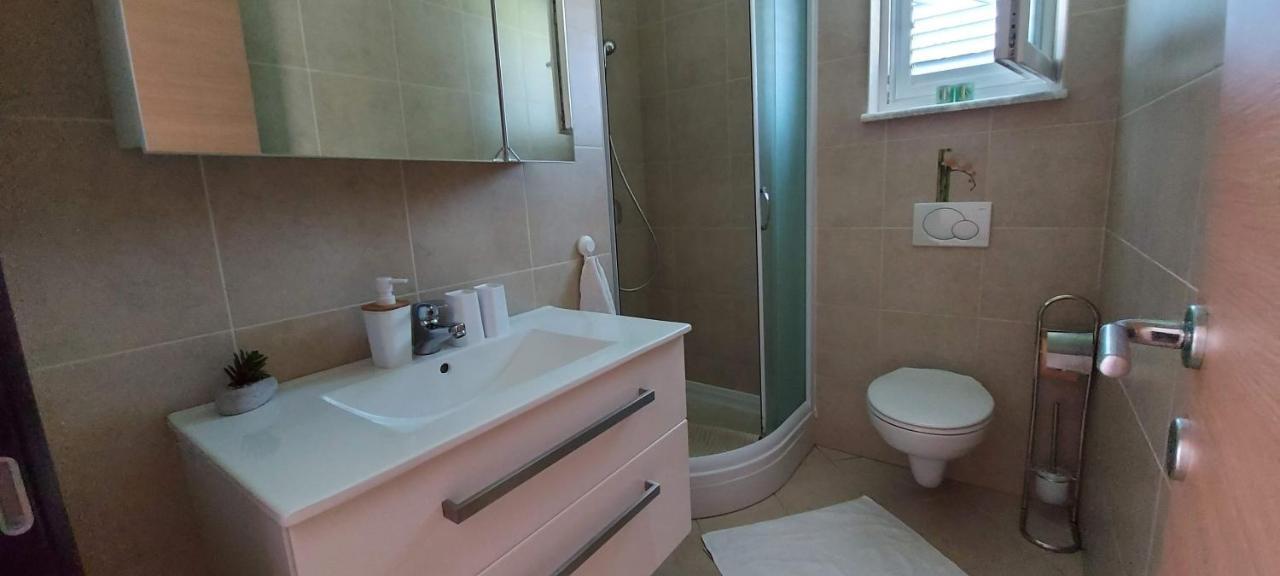 Apartmani Tomislav Krk Town Eksteriør billede